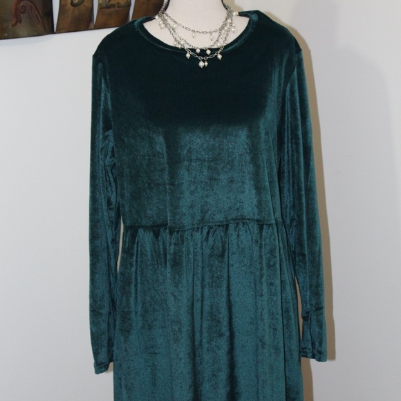 CW Classics, velvet green long sleeve dress - Picture 2 of 7